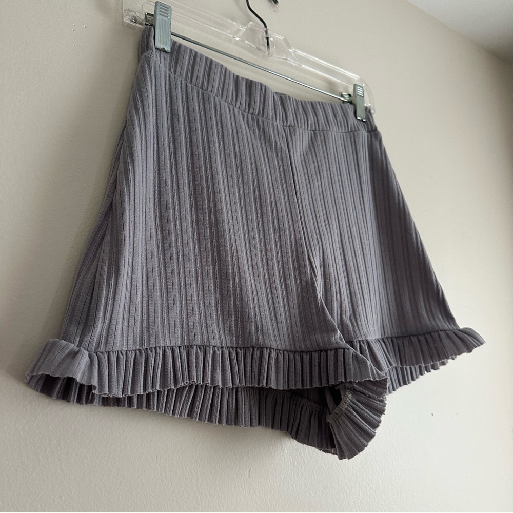 PrettyLittleThing • Ruffle Hem Ribbed Shorts - Picture 2 of 5